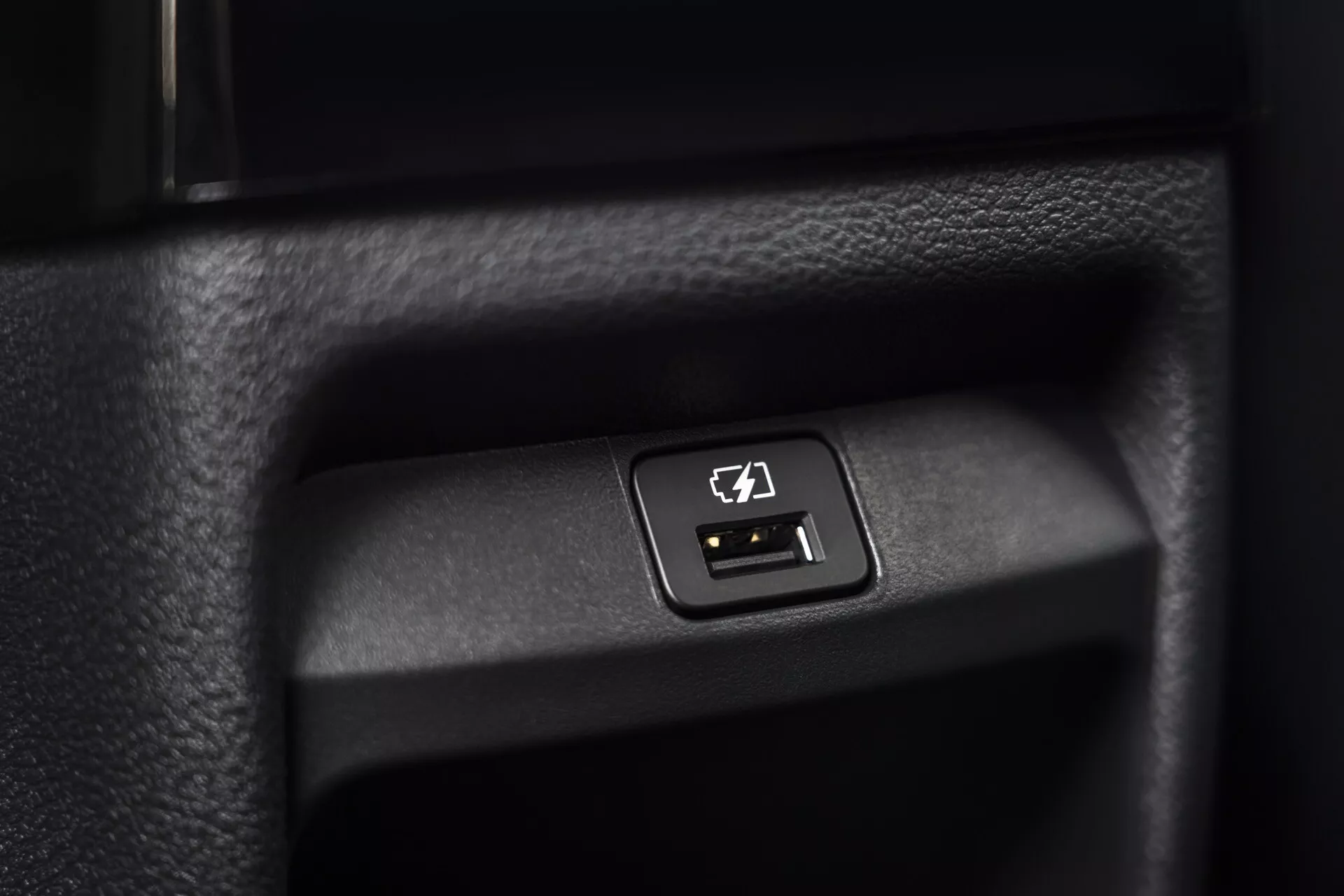 2019 Nissan Juke (F16) interior feature showcasing a USB port in a textured compartment