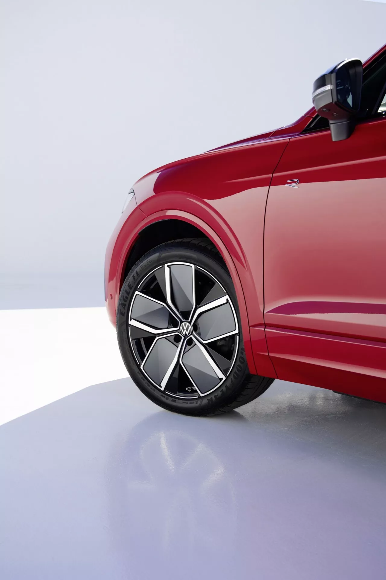 2023 VW Touareg Facelift Driver's Side Front Quarter View Highlighting Alloy Wheel, Low-Profile Tire, and Dynamic Body Lines Under Professional Studio Lighting